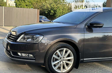 Седан Volkswagen Passat 2011 в Києві