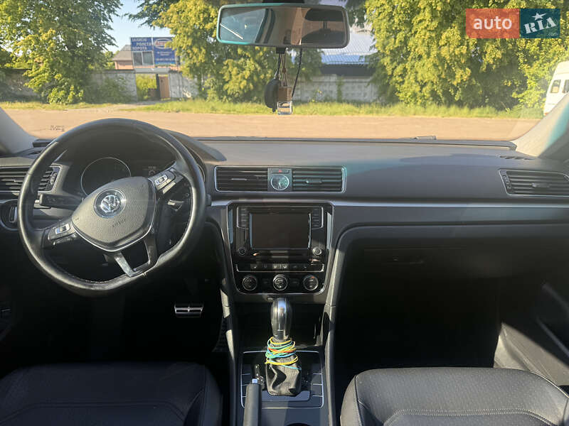 Седан Volkswagen Passat 2016 в Ровно