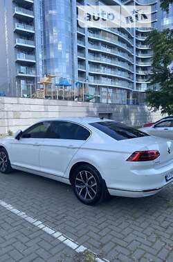 Седан Volkswagen Passat 2018 в Киеве