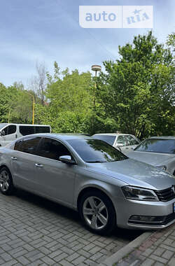 Седан Volkswagen Passat 2012 в Ужгороді
