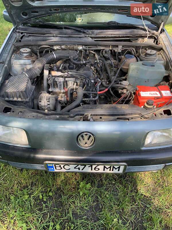 Седан Volkswagen Passat 1988 в Бродах