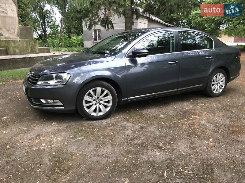 Седан Volkswagen Passat 2011 в Сокале