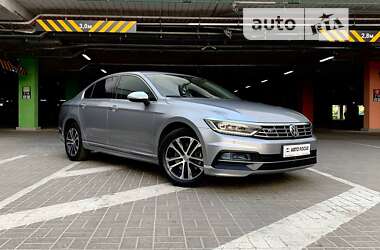 Седан Volkswagen Passat 2018 в Киеве