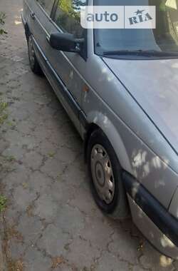 Седан Volkswagen Passat 1992 в Хотине