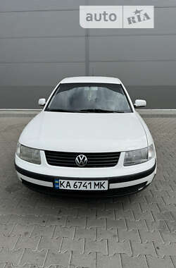 Седан Volkswagen Passat 2000 в Киеве