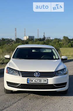 Седан Volkswagen Passat 2013 в Ровно