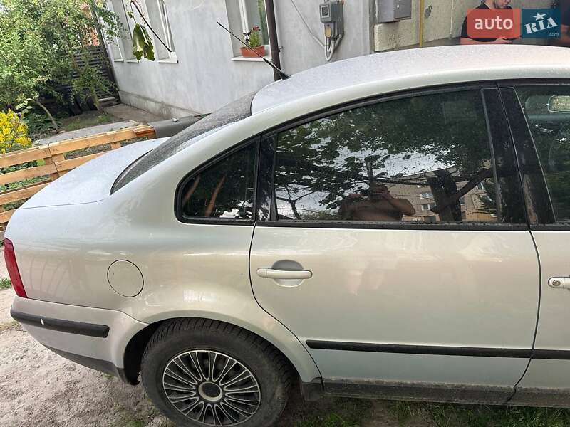 Седан Volkswagen Passat 1998 в Нововолынске