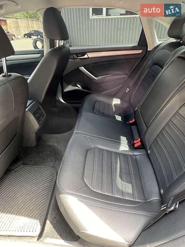 Седан Volkswagen Passat 2014 в Запоріжжі