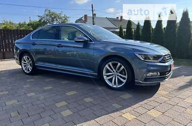 Седан Volkswagen Passat 2018 в Жовкве