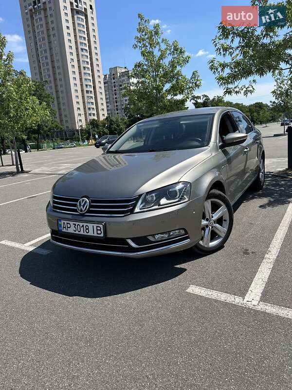 Седан Volkswagen Passat 2012 в Киеве