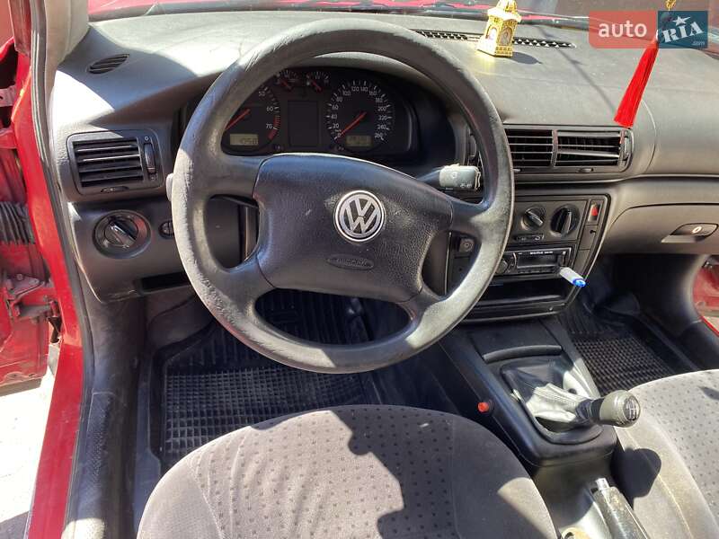 Универсал Volkswagen Passat 1998 в Староконстантинове
