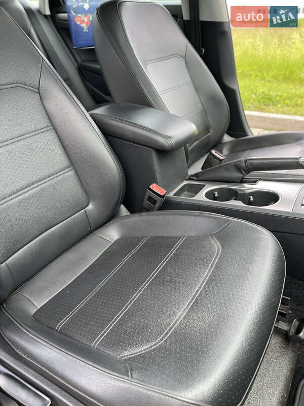 Седан Volkswagen Passat 2013 в Львове