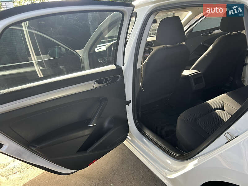 Седан Volkswagen Passat 2015 в Днепре