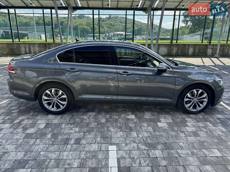 Седан Volkswagen Passat 2016 в Львове