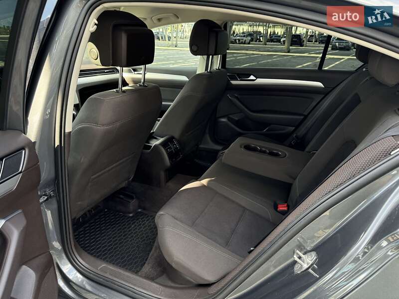 Седан Volkswagen Passat 2016 в Львове