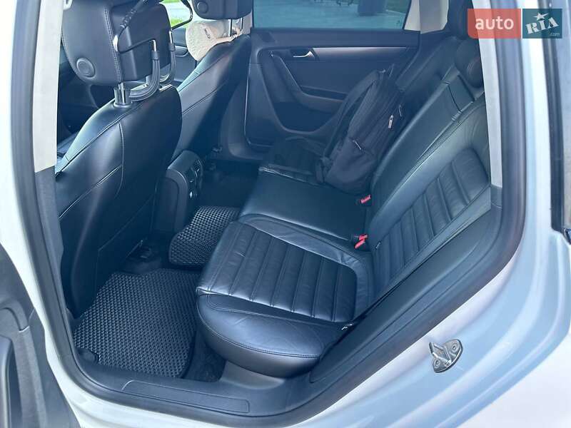 Універсал Volkswagen Passat 2013 в Дніпрі