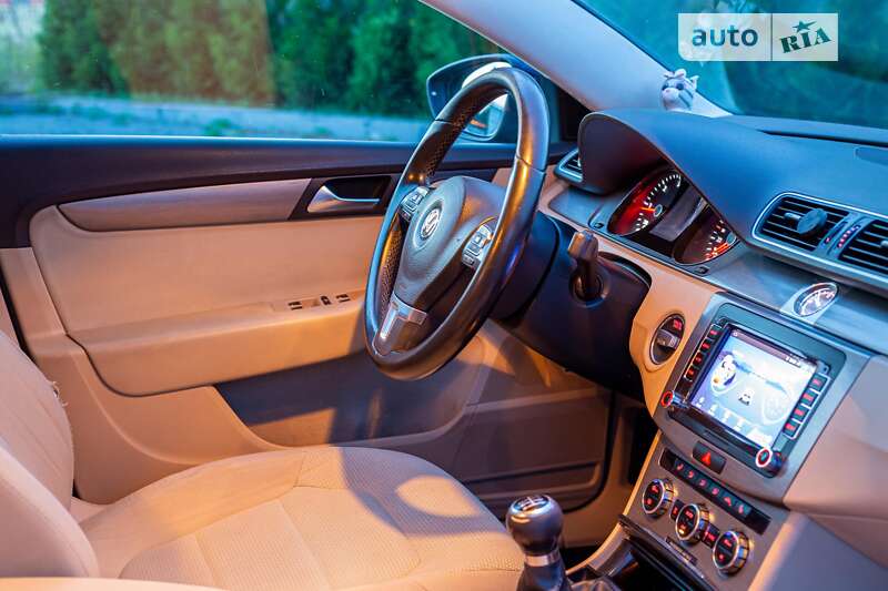 Універсал Volkswagen Passat 2012 в Івано-Франківську