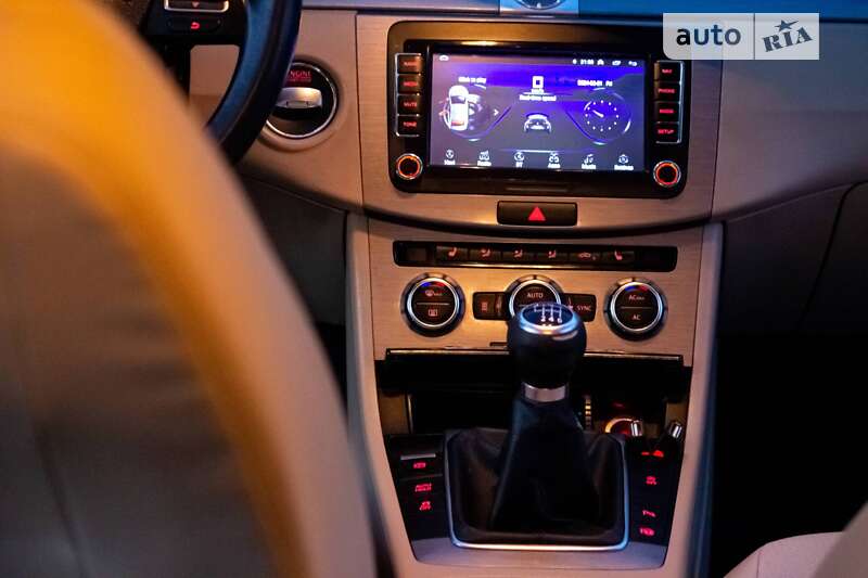 Універсал Volkswagen Passat 2012 в Івано-Франківську