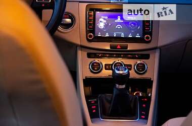 Универсал Volkswagen Passat 2012 в 