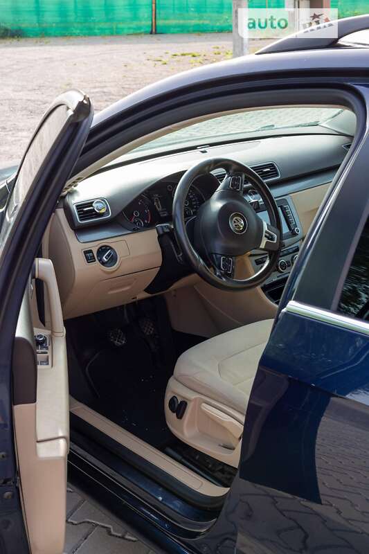 Універсал Volkswagen Passat 2012 в Івано-Франківську