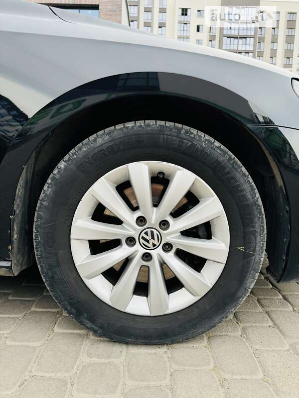 Седан Volkswagen Passat 2013 в Ивано-Франковске