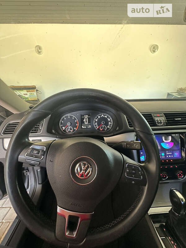 Седан Volkswagen Passat 2013 в Харкові