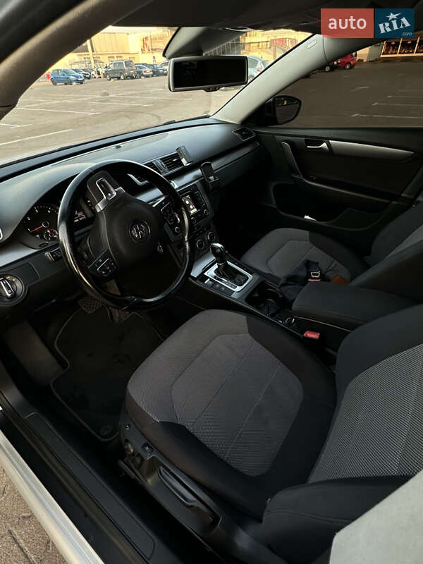 Універсал Volkswagen Passat 2012 в Житомирі