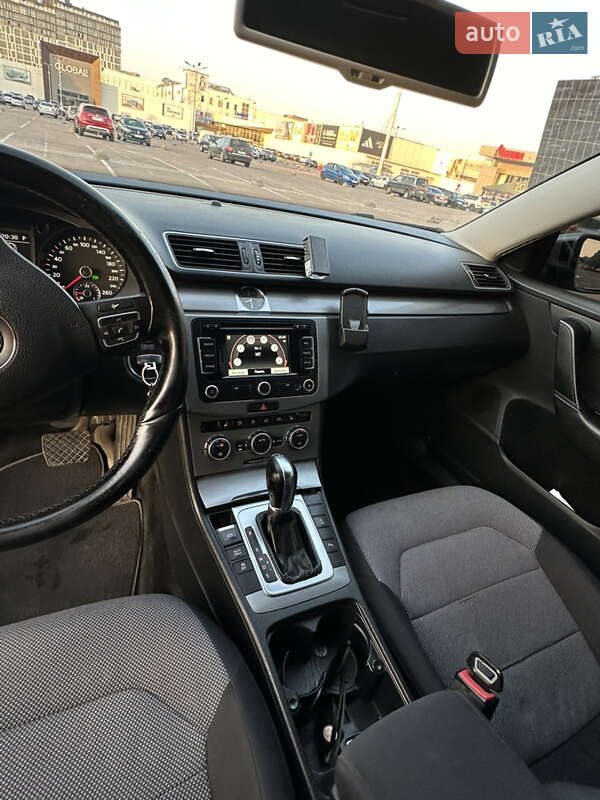 Універсал Volkswagen Passat 2012 в Житомирі