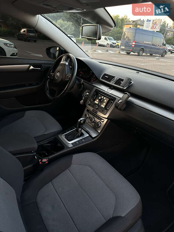 Універсал Volkswagen Passat 2012 в Житомирі