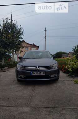 Седан Volkswagen Passat 2015 в Рівному