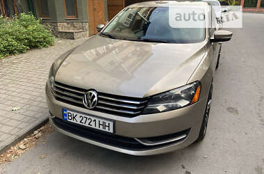 Седан Volkswagen Passat 2014 в Ровно