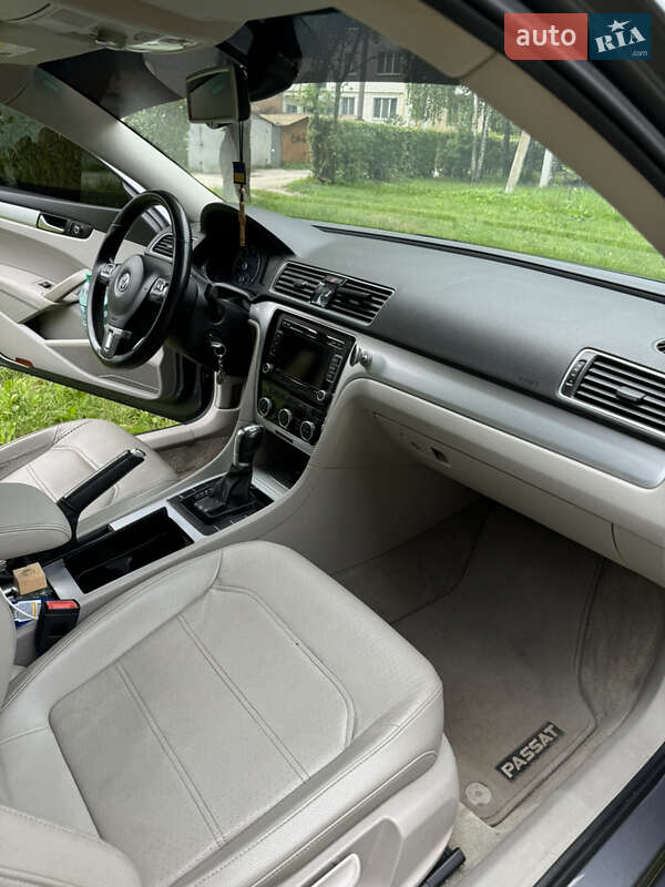 Седан Volkswagen Passat 2012 в Звягеле