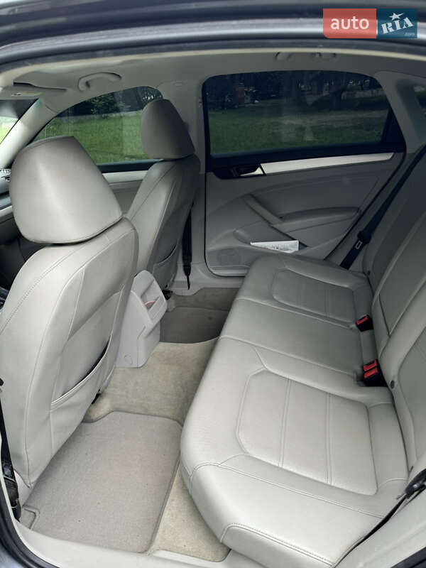 Седан Volkswagen Passat 2012 в Звягеле