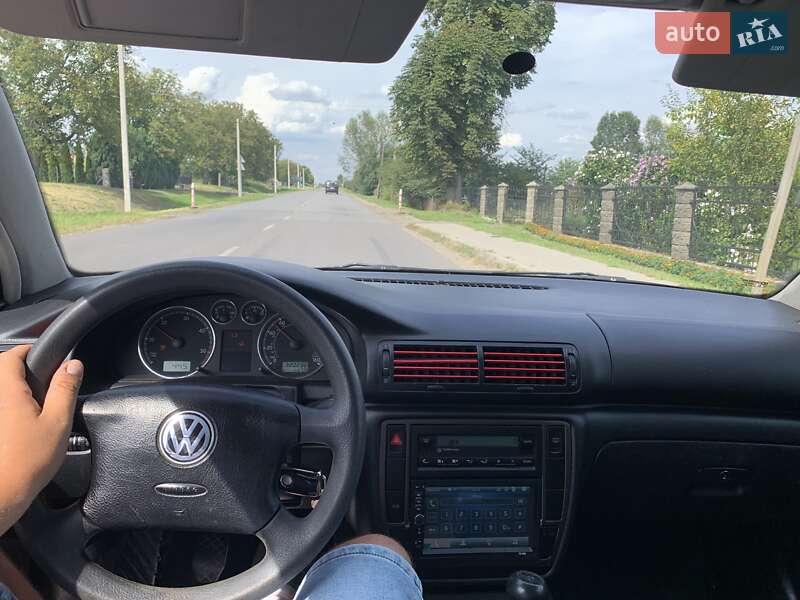 Седан Volkswagen Passat 2001 в Мостиске
