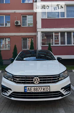 Седан Volkswagen Passat 2016 в Днепре