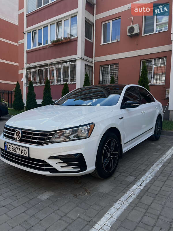 Седан Volkswagen Passat 2016 в Днепре