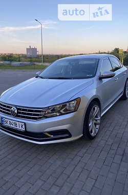 Седан Volkswagen Passat 2016 в Ровно