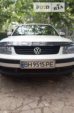 Універсал Volkswagen Passat 1999 в Сараті