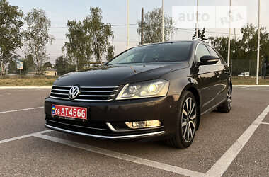 Універсал Volkswagen Passat 2011 в Житомирі