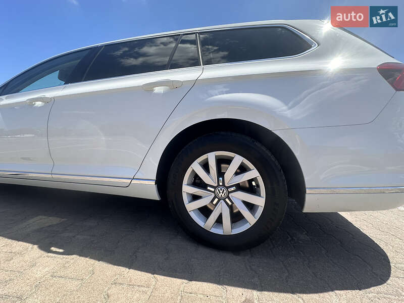 Універсал Volkswagen Passat 2017 в Житомирі