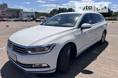 Универсал Volkswagen Passat 2017 в Житомире