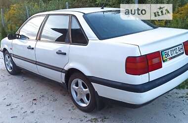 Седан Volkswagen Passat 1994 в Новояворовске