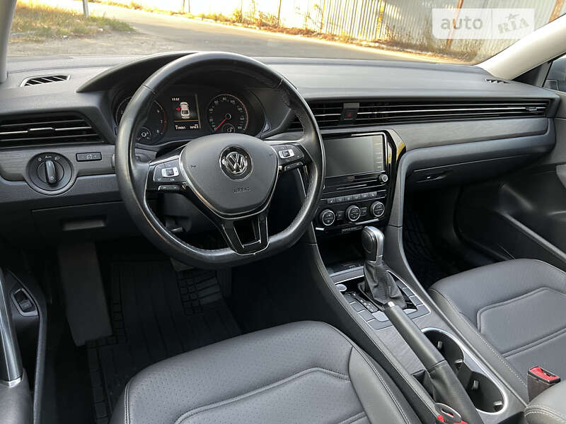 Седан Volkswagen Passat 2020 в Днепре