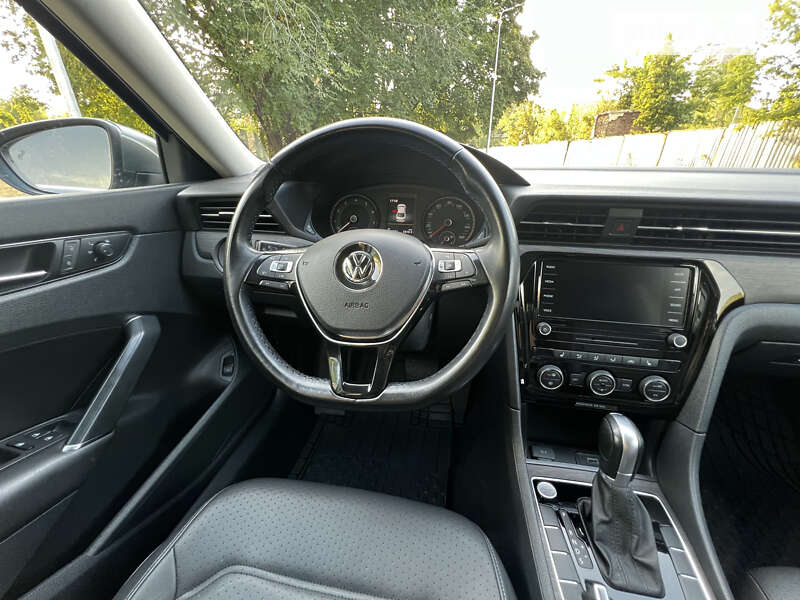 Седан Volkswagen Passat 2020 в Днепре