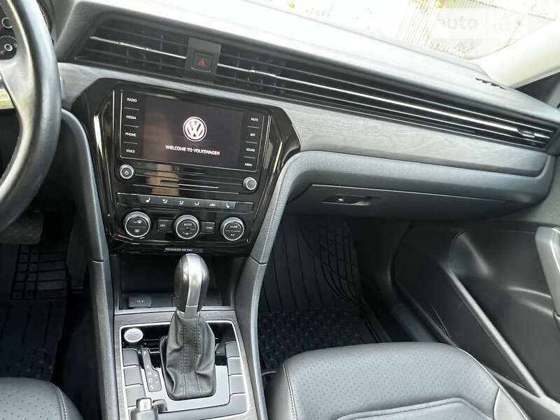 Седан Volkswagen Passat 2020 в Днепре