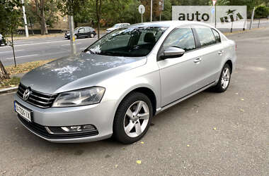 Седан Volkswagen Passat 2012 в Киеве