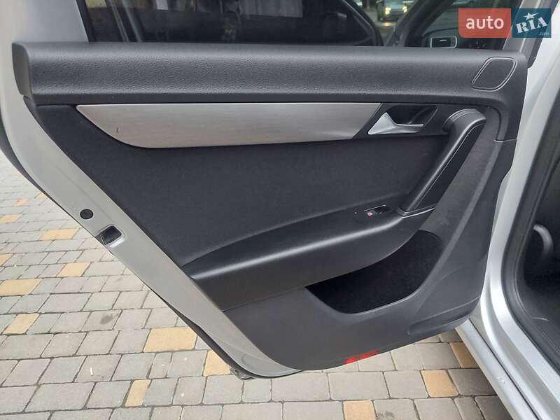 Універсал Volkswagen Passat 2013 в Одесі