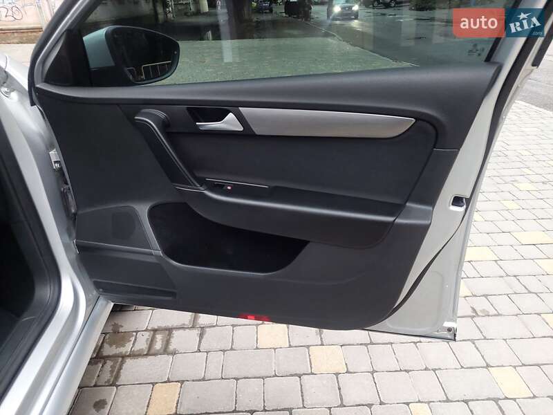 Універсал Volkswagen Passat 2013 в Одесі