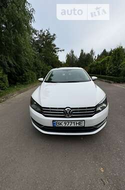 Седан Volkswagen Passat 2012 в Рівному