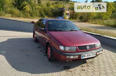 Седан Volkswagen Passat 1995 в Воловцю